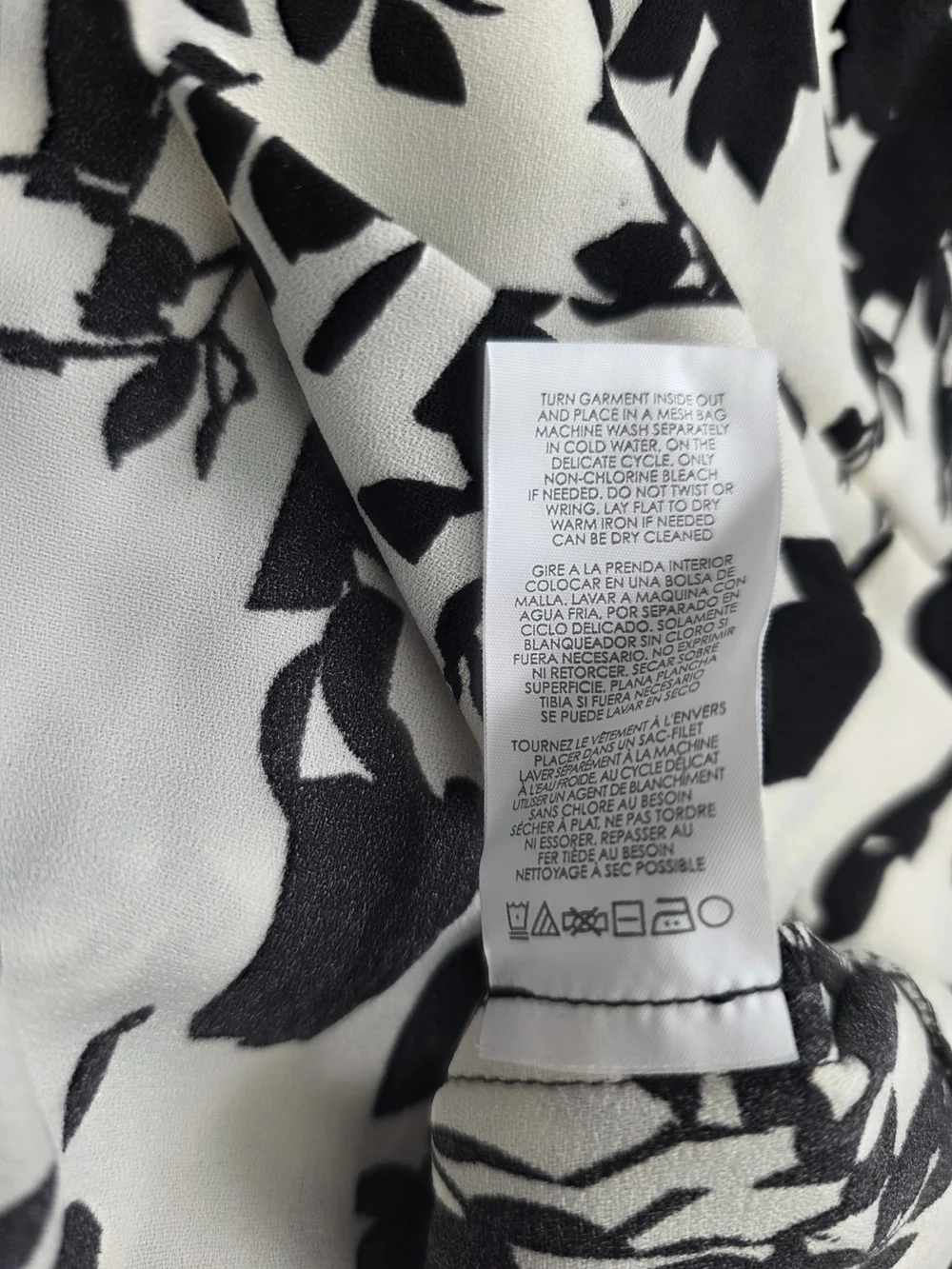 Cabi Black & White Floral V-Neck Dress Size Medium - Picture 13 of 14